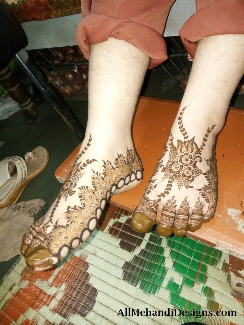 Karwa Chauth 2022 Easy And simple Mehndi Designs For Feet or pairon ke liye mehndi  design - Karwa Chauth Mehndi Designs For Feet: पैरों में इस डिजाइन से लगाएं  मेहंदी, खूबसूरत दिखेंगे